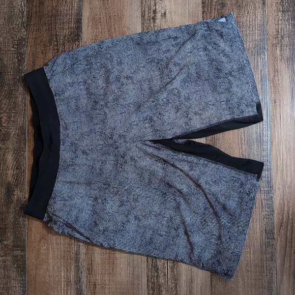 Lululemon T.H.E. Short *Linerless 11" *Updated Size Medium In Grey Reptile Skin - Picture 1 of 10
